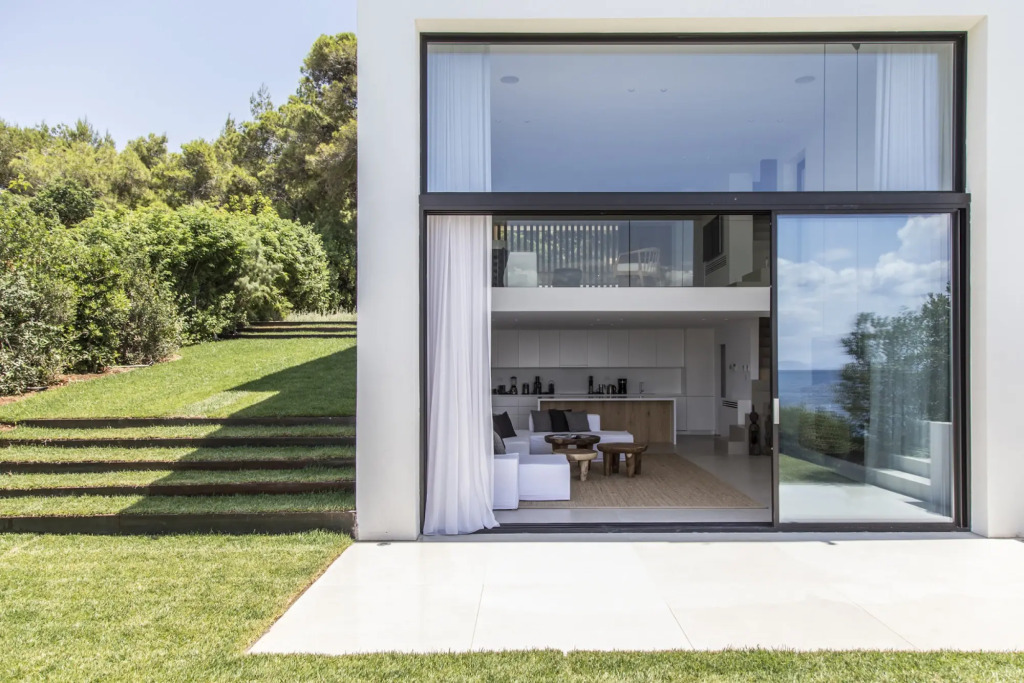 Beachfront Villa in Kavouri
