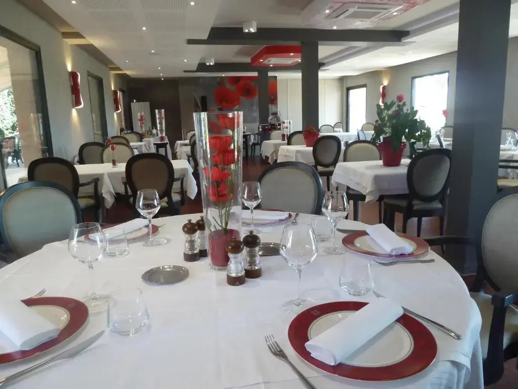 Hôtel Restaurant Les Coquelicots, The Originals Relais