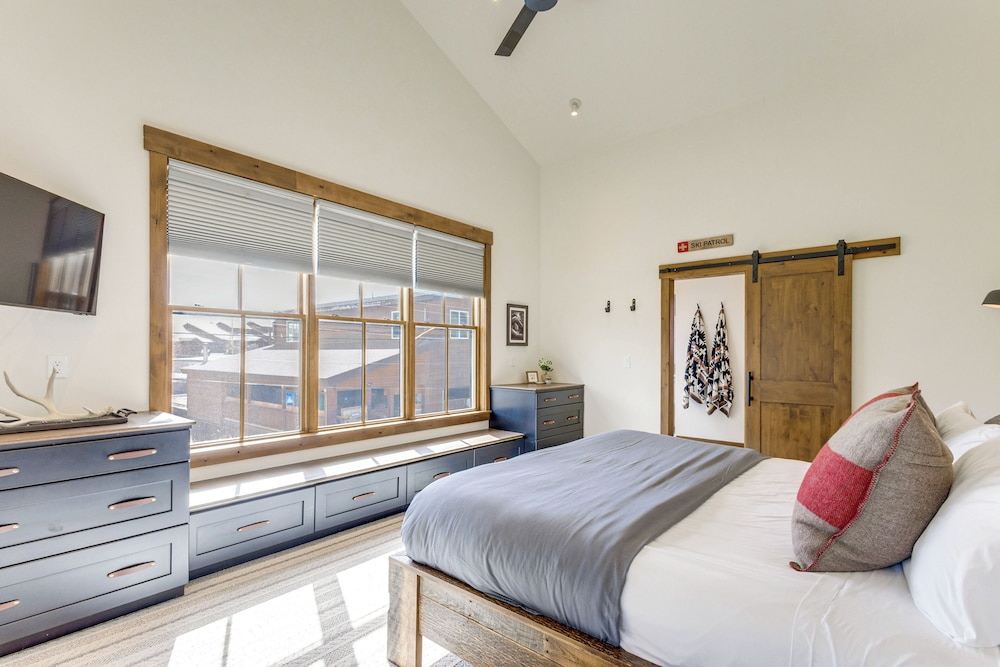 Mountain Views: Luxurious Grand Lake Escape!