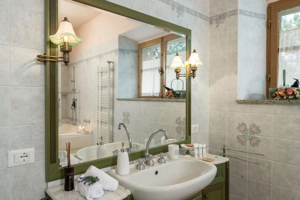 Country house with swimming pool and spectacular view and pool open till Oct 31st-Tenuta La Macinaia