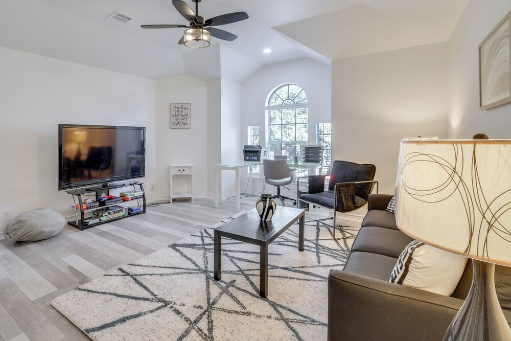 3 Mi to Randolph Afb: San Antonio Area Home