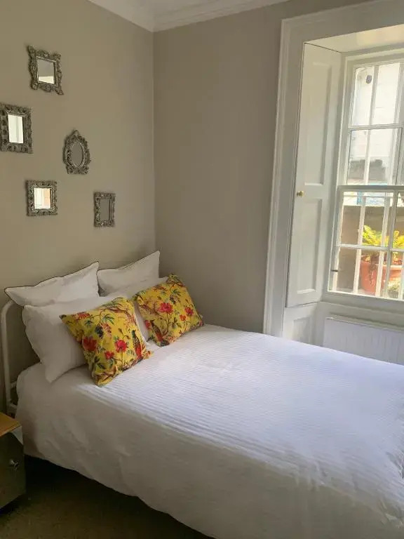 Contemporary Edinburgh 2B City Centre garden flat, close to Castle