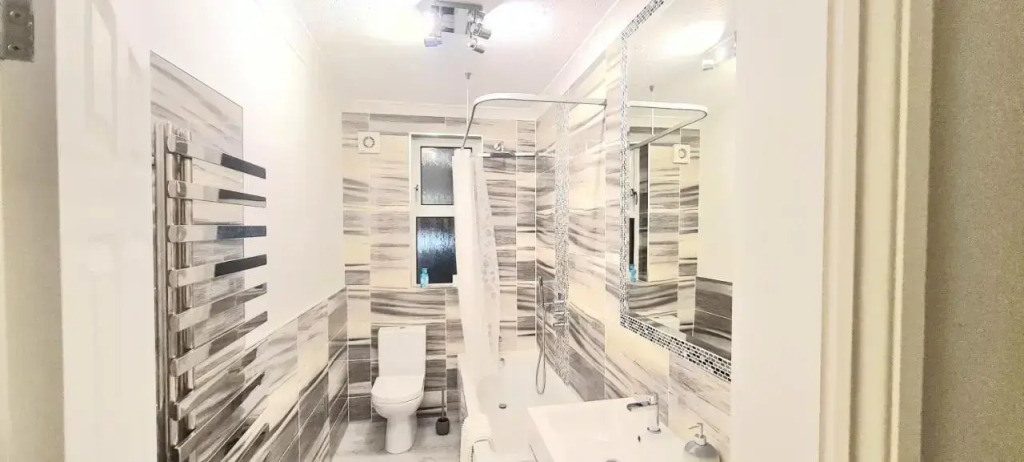 Spacious 3 bedroom flat near the sea