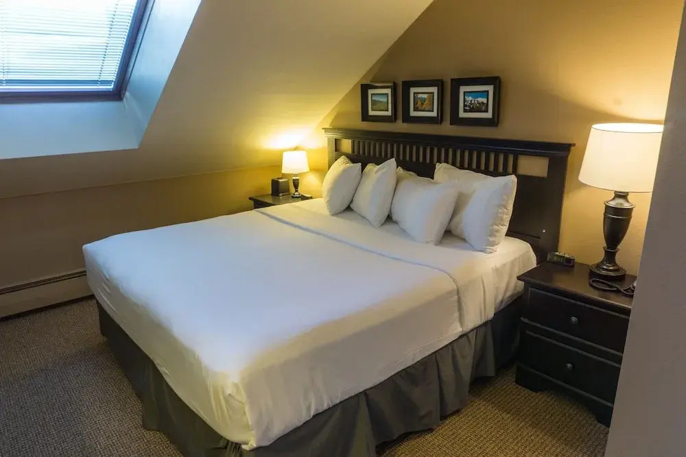 Inviting Winter Hideaway - Walk To Apres-ski Fun Sleeps 4 1 Bedroom Condo by RedAwning