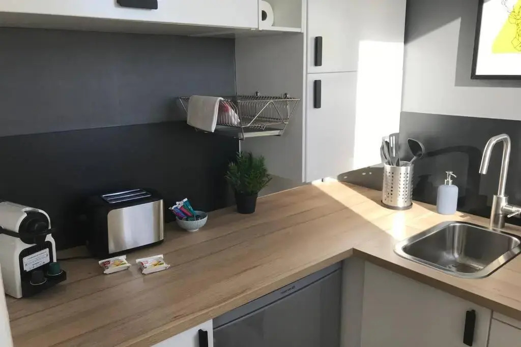 POILUS : Studio neuf avec PARKING