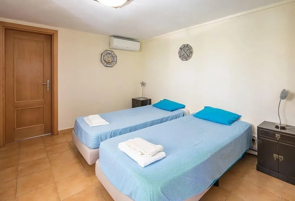 Villa Amarela - free heated pool short walk to centre of Carvoeiro