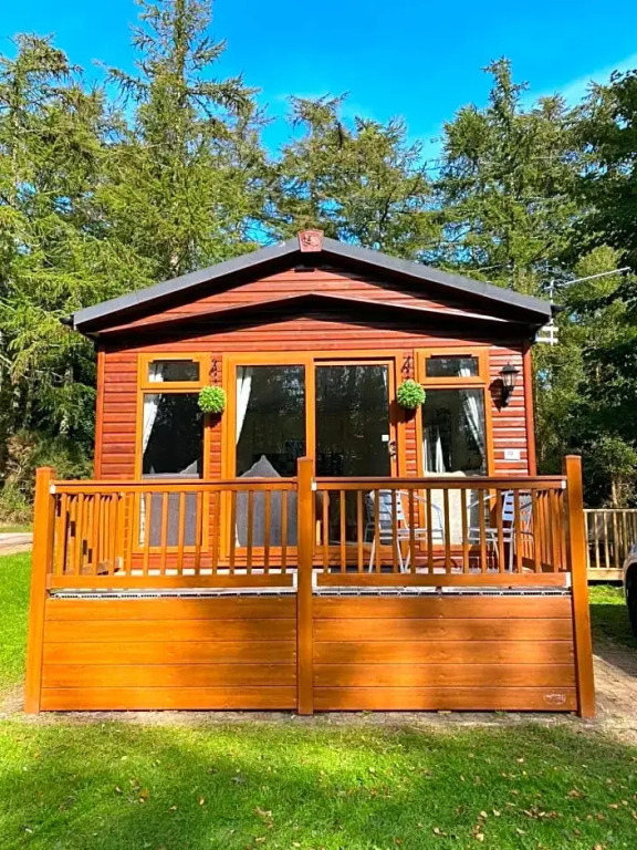 Tranquil Lodge hot tub and free golf