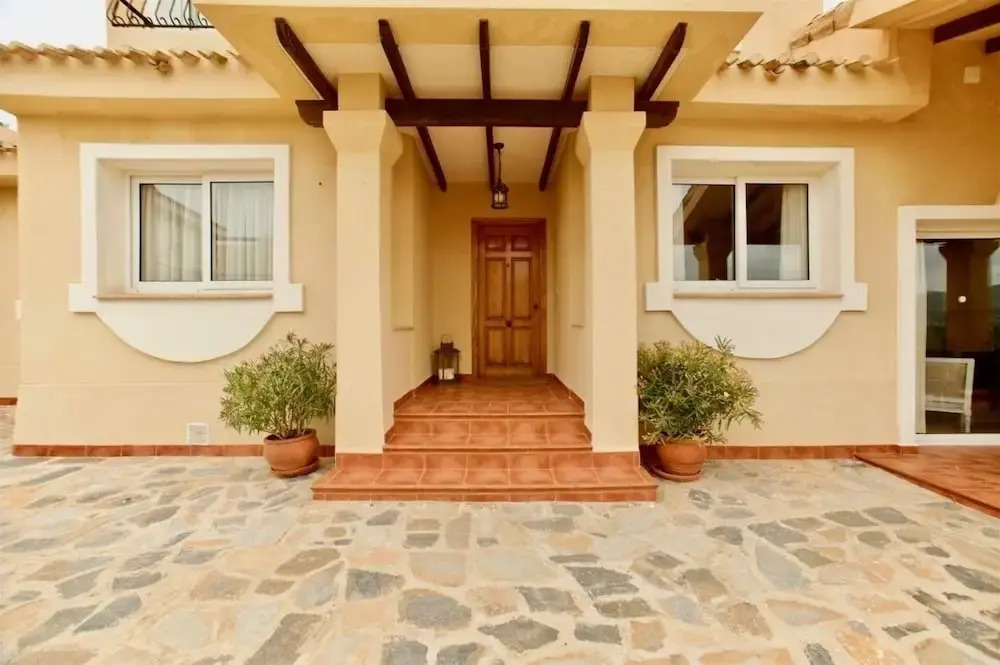 3 Bed House - Sleeps 6 - Pool - Garden - Parking