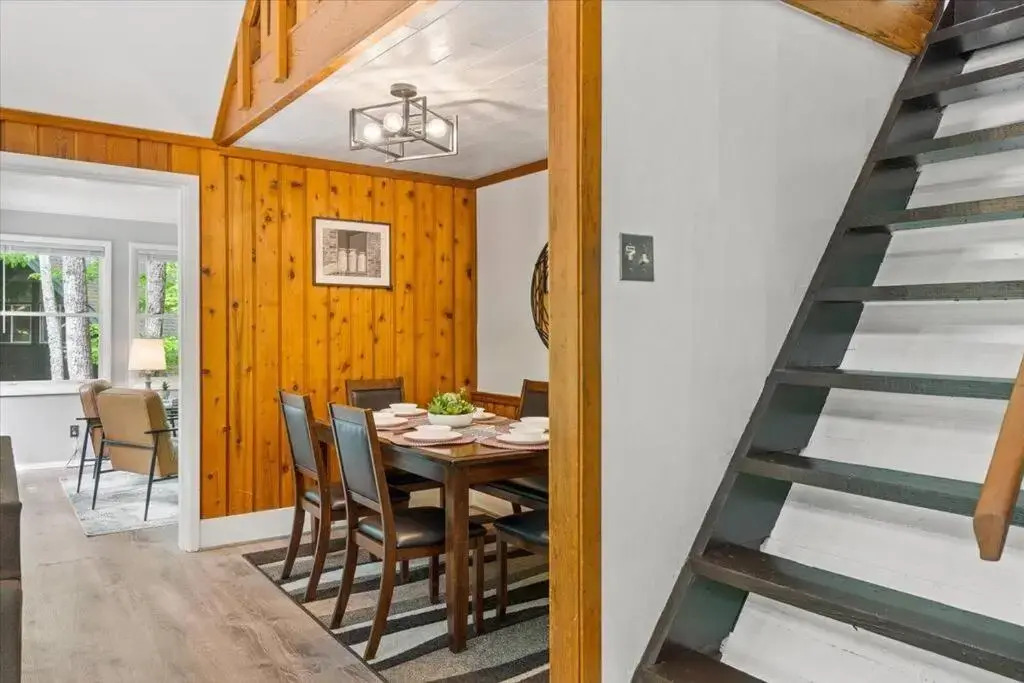 The Gingerbread House: 4 BR chalet, w/ Sunroom/Deck, sleeps 12, modern amenities