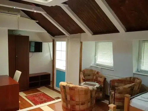 Lira Inn