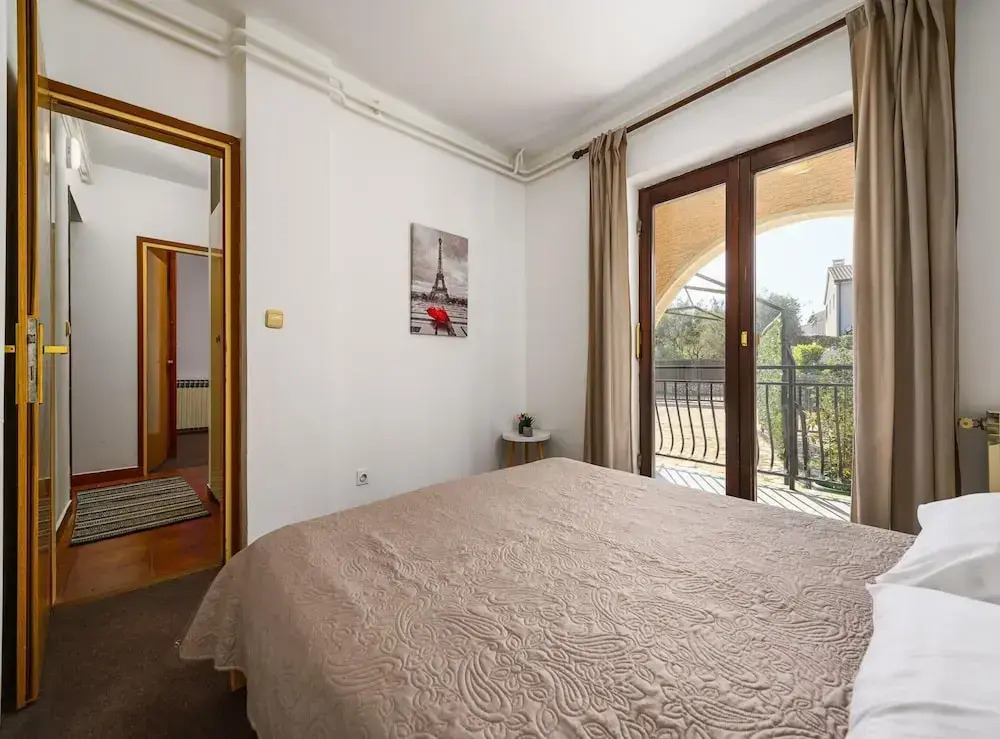 Spacious Apartment With Garden