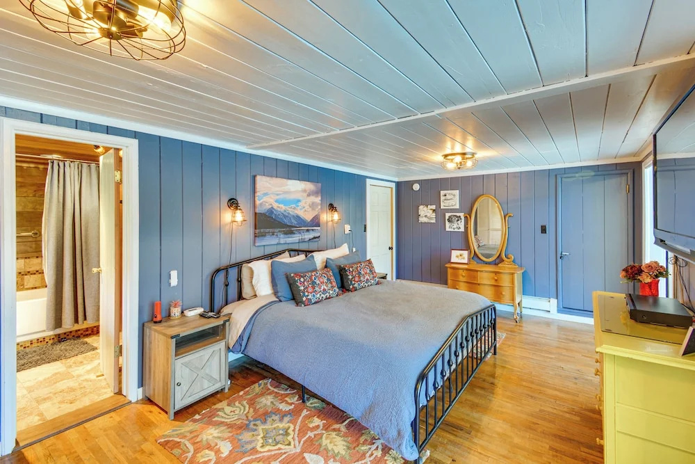 Remodeled Lake Cabin, Stunning Mtn View, New Patio