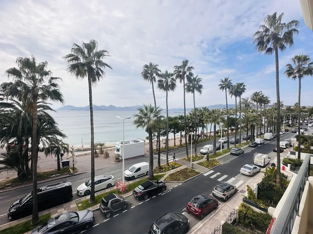 One Bedroom Apartment With a sea View Right by the Croisette Beaches and the Center of Cannes - 2287