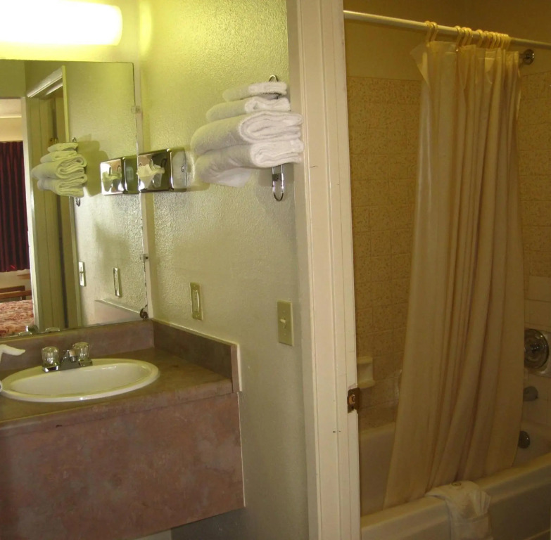 EZ 8 Motel Old Town