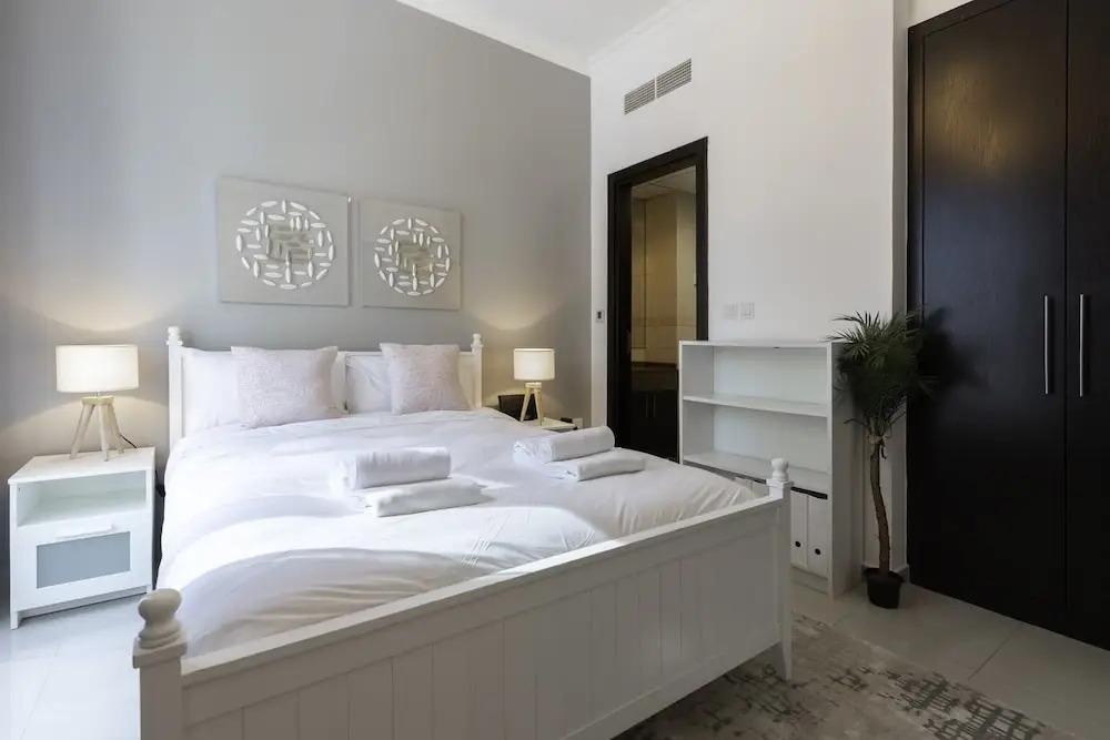 Sunny Apartment in Marina With a View Ideal Location
