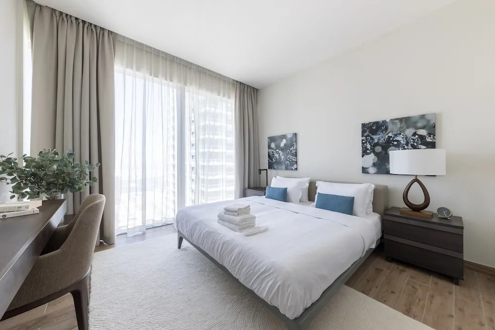 Sunny 2BR at Jumeirah Living Marina Gate