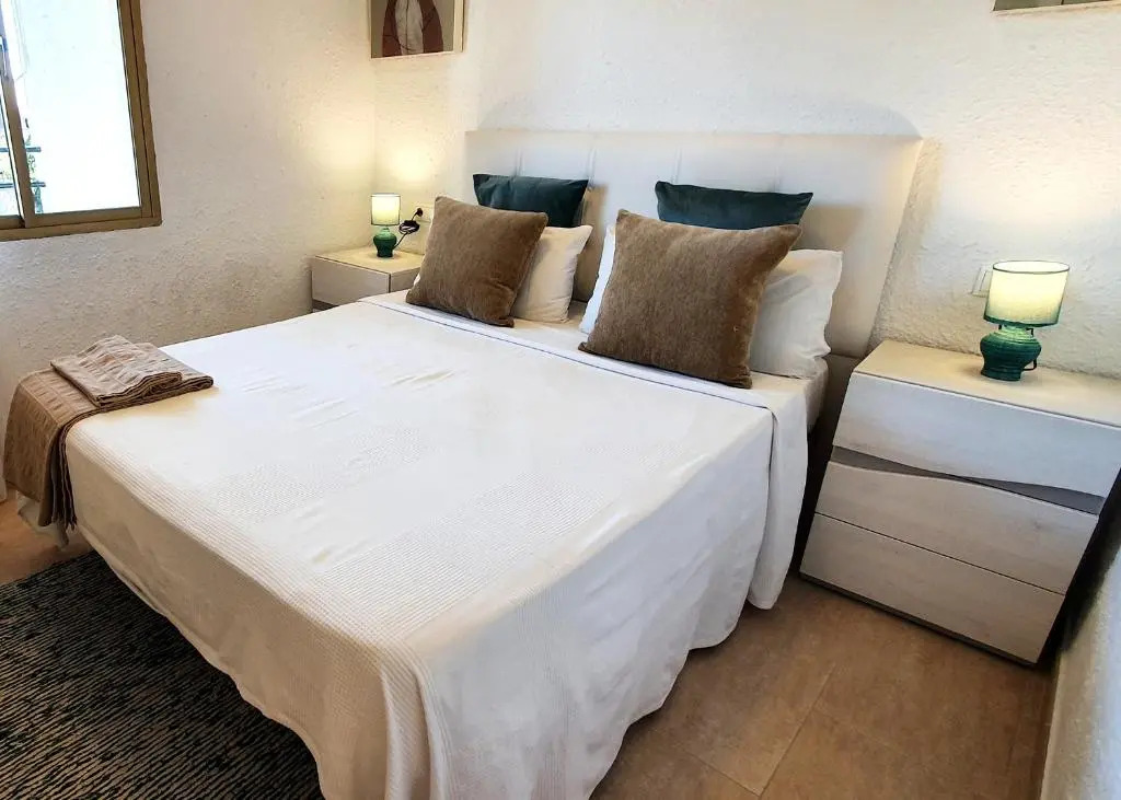 Skol 427 Spacious 1 Bedroom Apartment with Sea Views