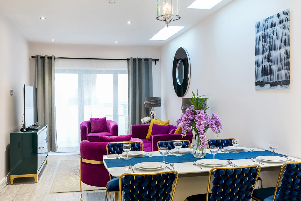 Designer 2-bed 2-bath Apartment With a Garden