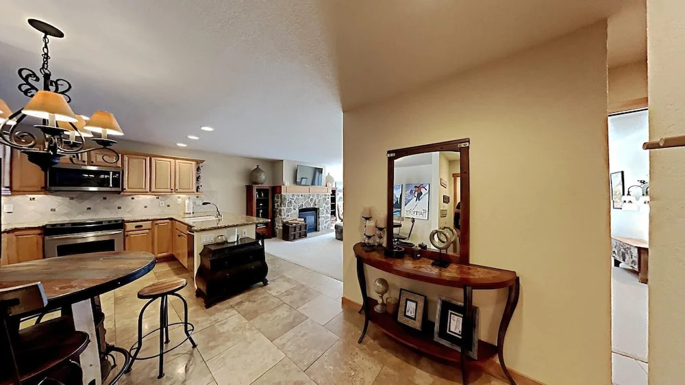 Beautiful One Bedroom Condo! Just Steps to Mammoth Mountain with Fully Equipped Kitchen! by RedAwning