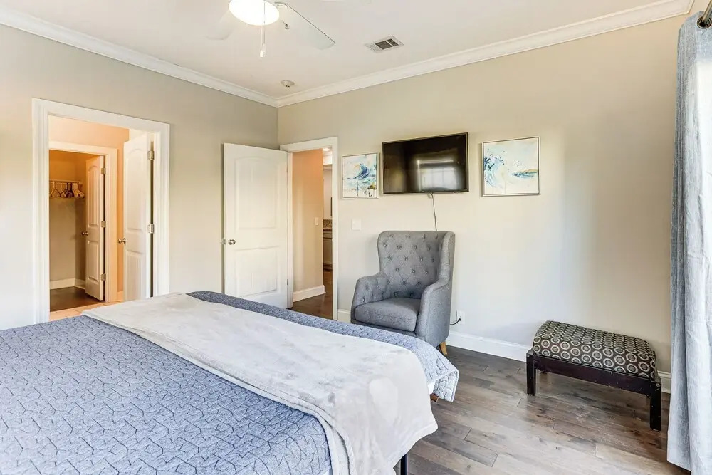 3 Mi to Pier Village: Dog-Friendly St Simons Home