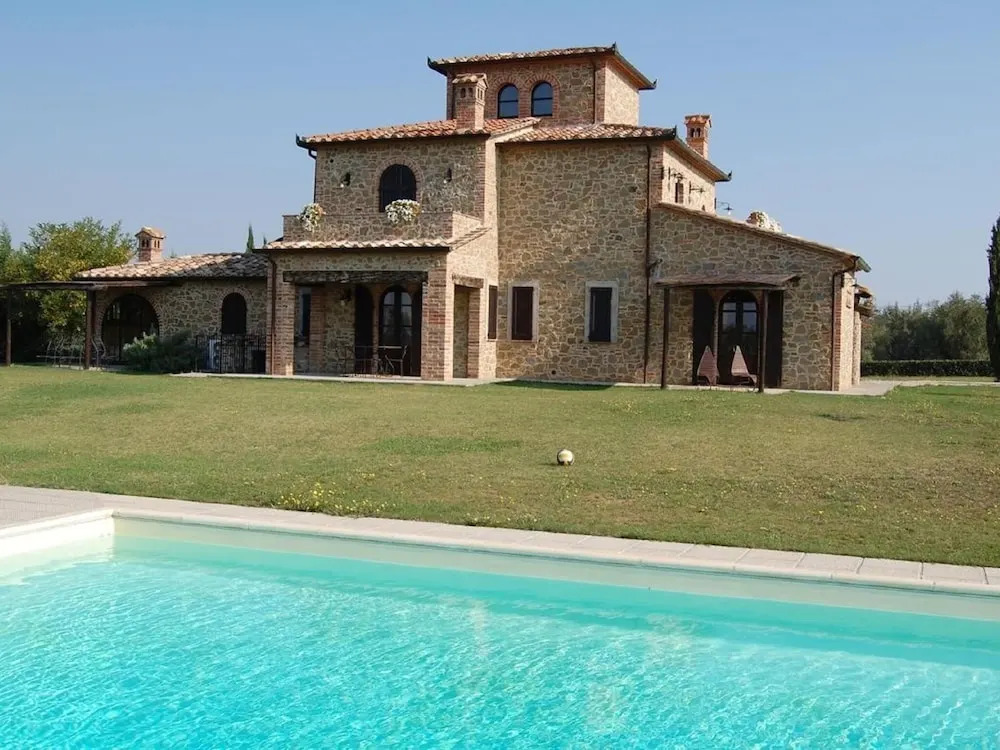 Lago di Chiusi Villa with Pool