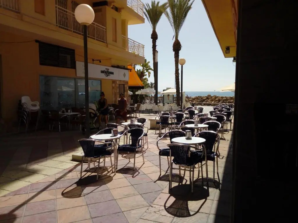 Edificio 1º línea de playa, en paseo marítimo de Torrevieja, Alicante, Costa Blanca
