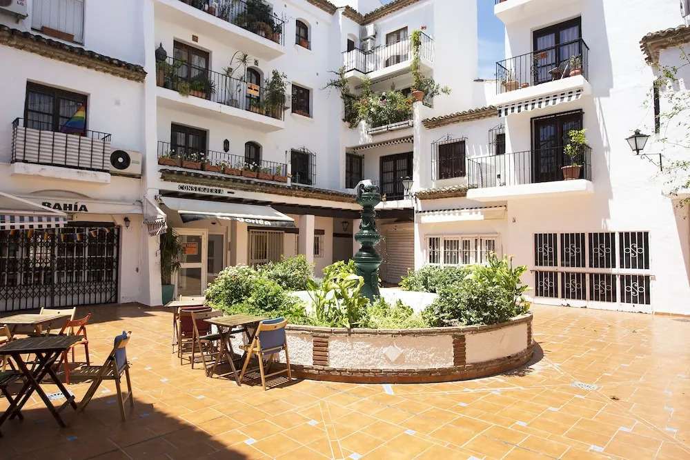 Center & White Town Apartment