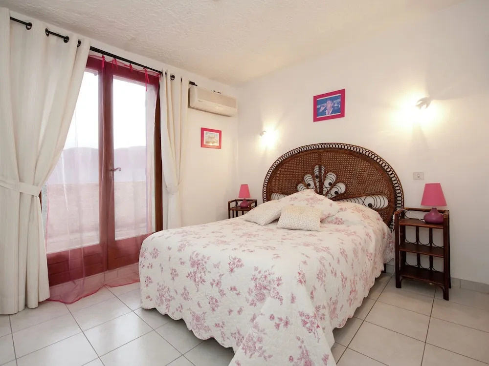 Villa in Bagnols with Pool & Near Nature Parks