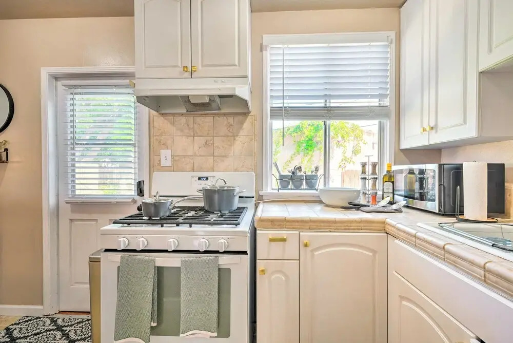 1 Mi to Dtwn Burbank: Mod Gem w/ Private Yard