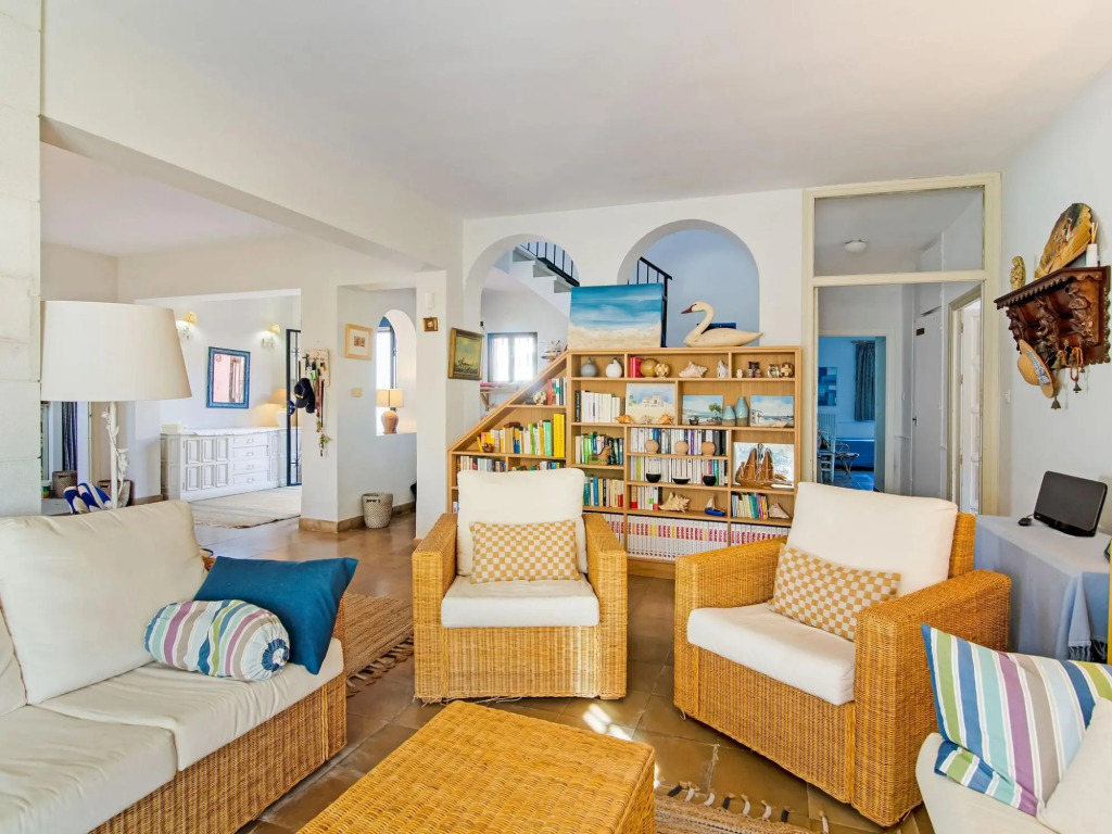 Superb beachfront villa with guest house 50m opposite
