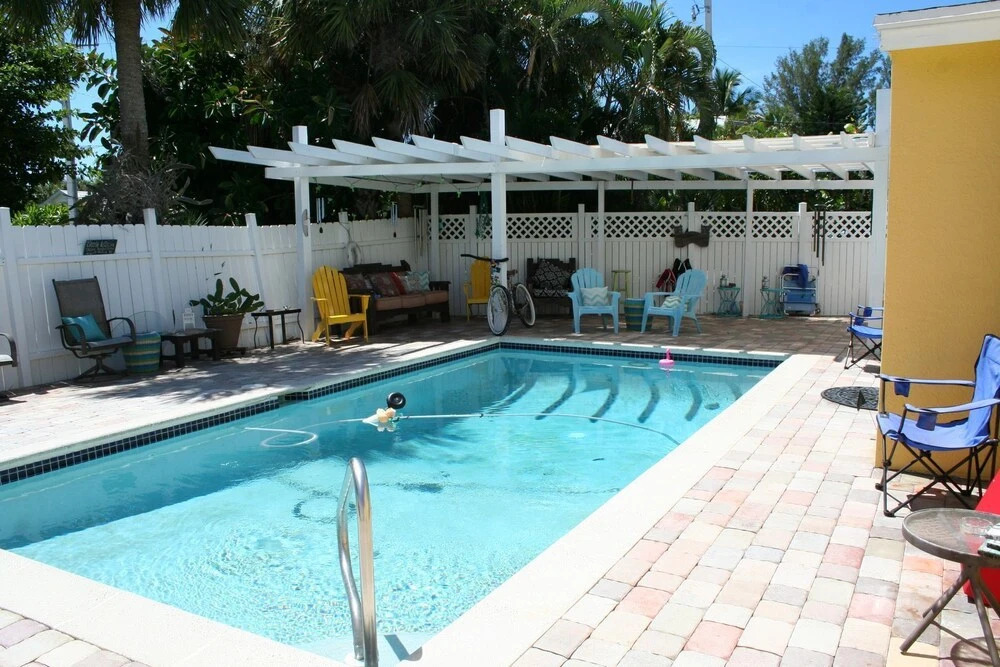 Hibiscus Hideaway - Beautiful 2 Bedroom Home- Private Pool