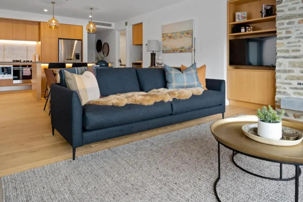 Genoa - Sleeps 6 - Lakefront Apartment