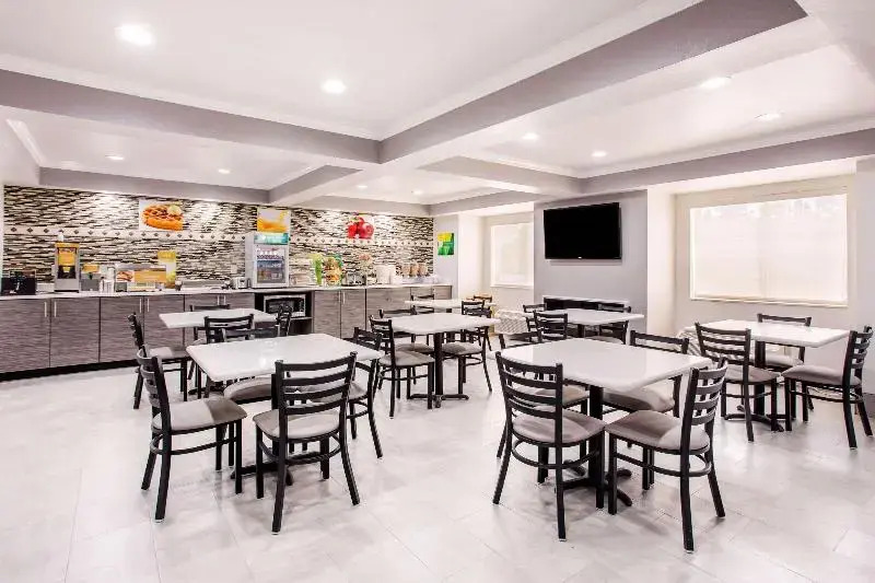 Econo Lodge Inn & Suites