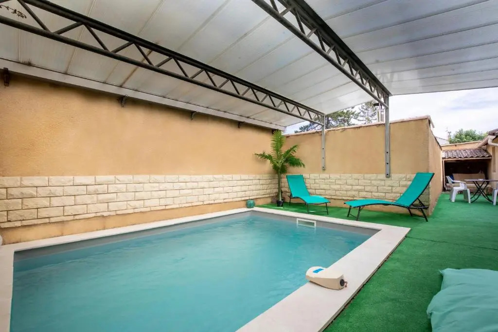 Villa de 200 m2 avec piscine proche du centre-ville