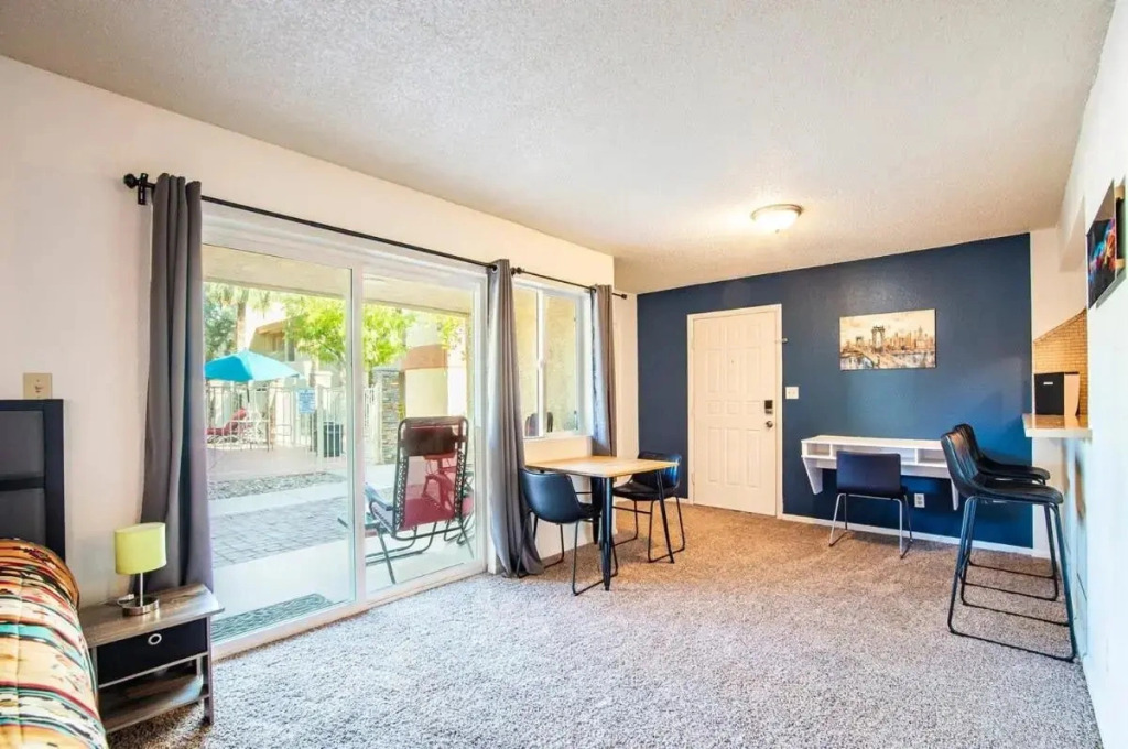 33 Avenida Pool View Studio new to market Avenida king bed ds