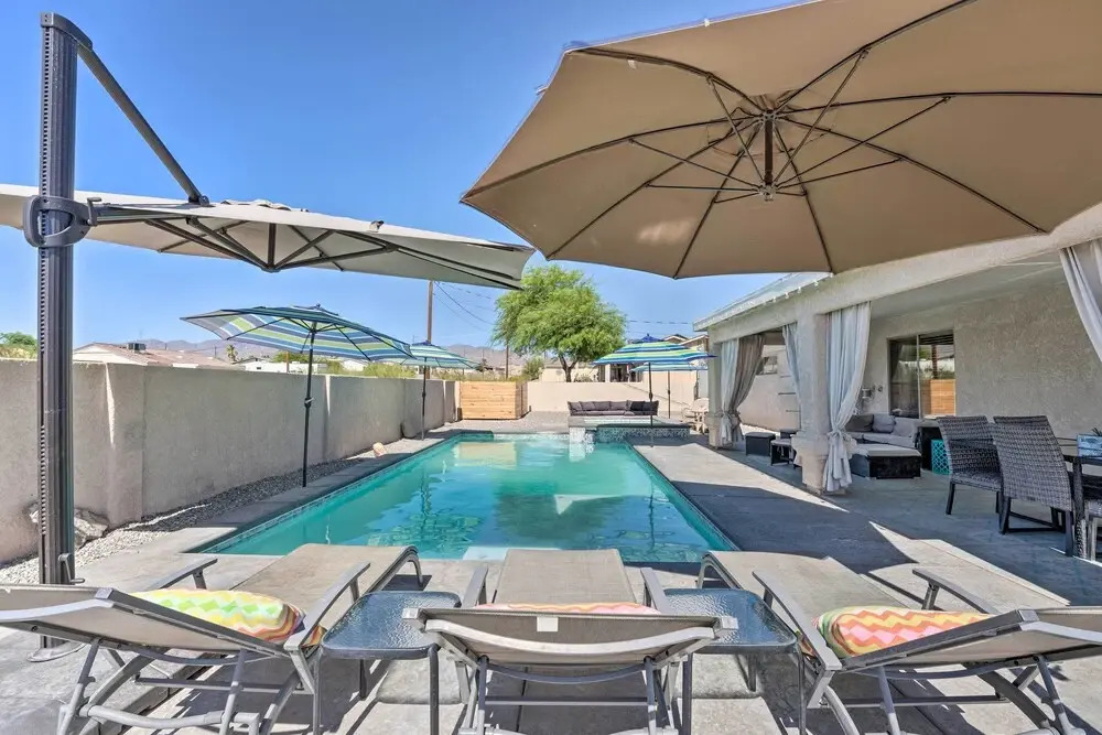 Central Lake Havasu City House: Grill & EV Charger