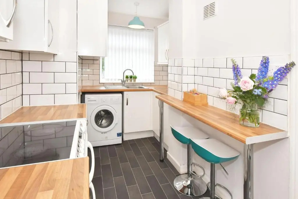 Wistaston House by YourStays 5 Bedroom House with TV in each room