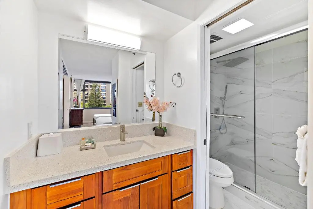 Beautiful 7th Floor Condo with AC, WiFi & Parking, Short Walk to Beach