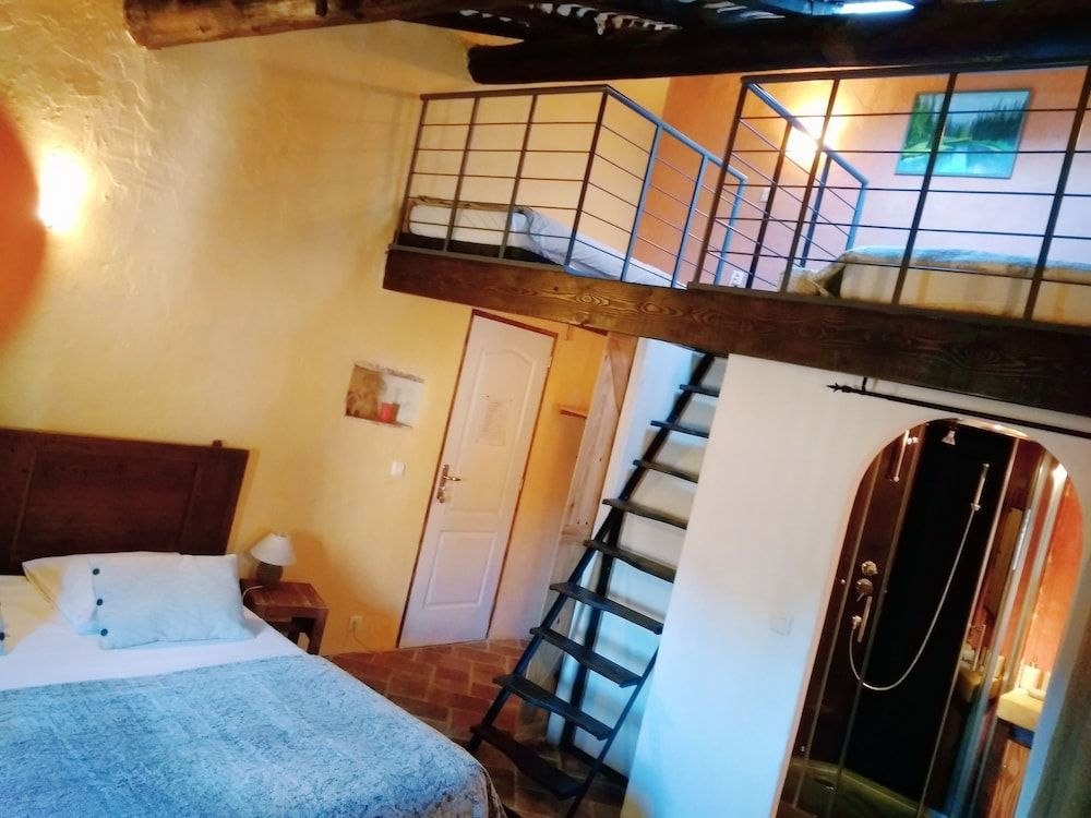 Chambre dhôtes face au lavoir