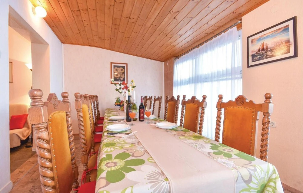 Nice Home in Slatine with Hot Tub, WiFi & 6 Bedrooms