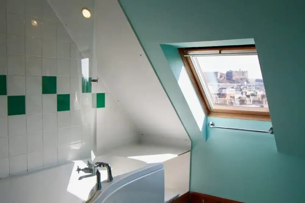 Homely 3 Bedroom Flat With Castle Views