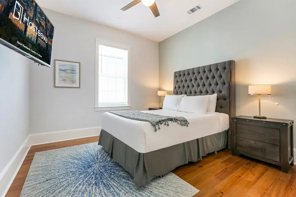 Modern 4 BR Condo with Balcony & Pool - Near FQ