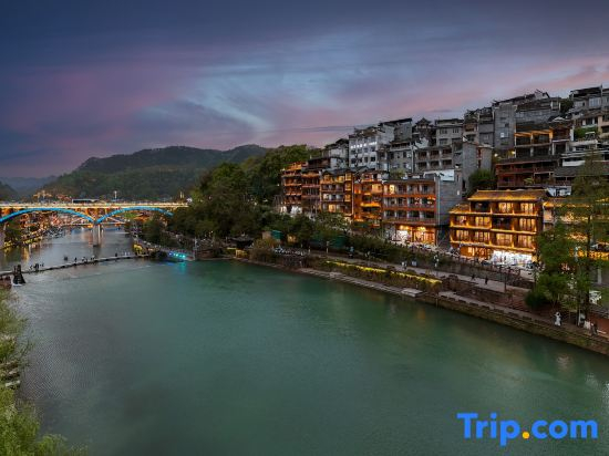 Fenghuang Ancient City · Jiangshang Xingmian Haven | 180° View Aesthetic Stay (Nanhua Bridge)