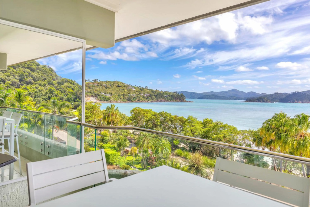Lagoon Beachfront Lodge 206 on Hamilton Island by HamoRent