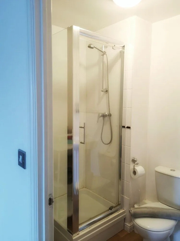 Bright & Modern 2BR Apartment Parking