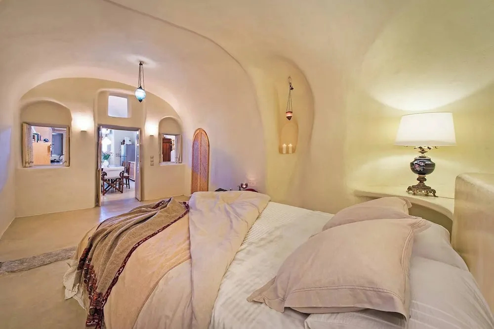 Real Santorini Cave House far From the Crowds