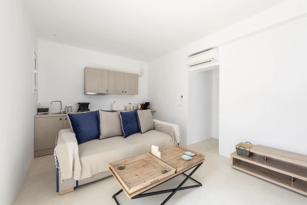 Luxury 1 Bedroom Apartment with Private Pool 4A