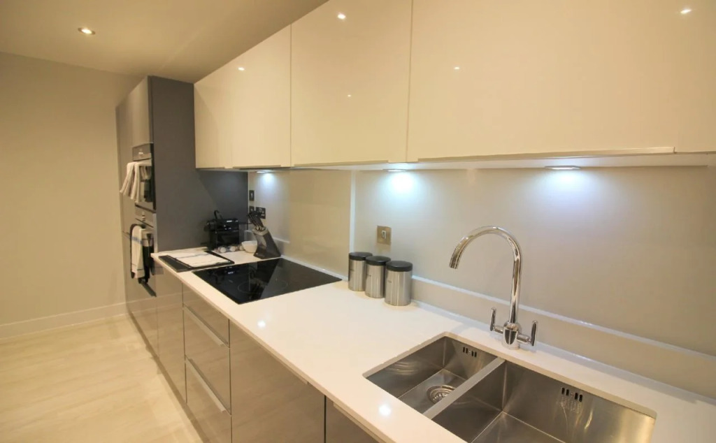 The Station Suite (Peymans)