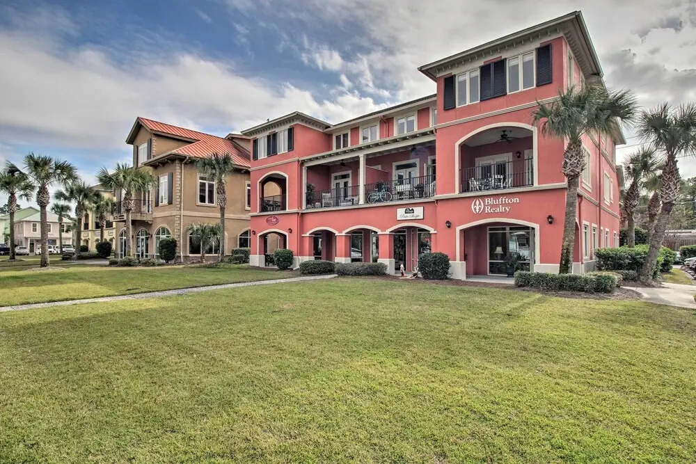 Pet-Friendly Villa with Balcony in Bluffton!