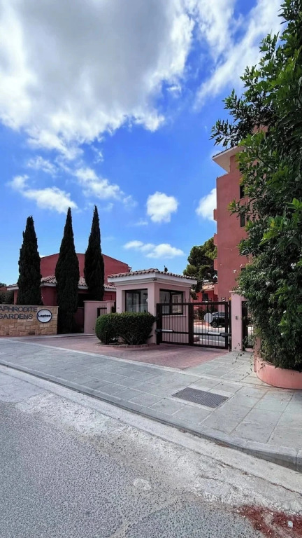 Aphrodite Gardens Modern Apartment